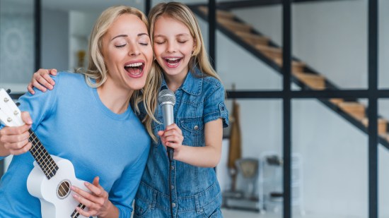 Madre e hija cantando.