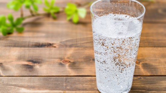 Vaso de agua con burbujas.