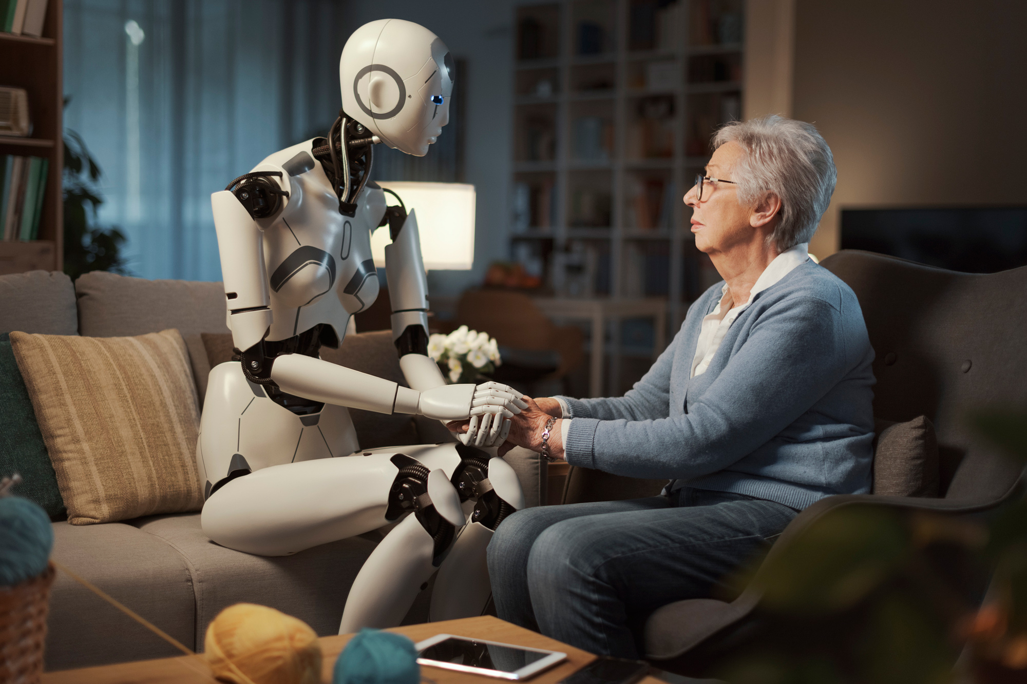 Robot con mujer mayor