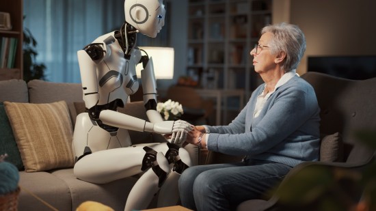 Robot con mujer mayor