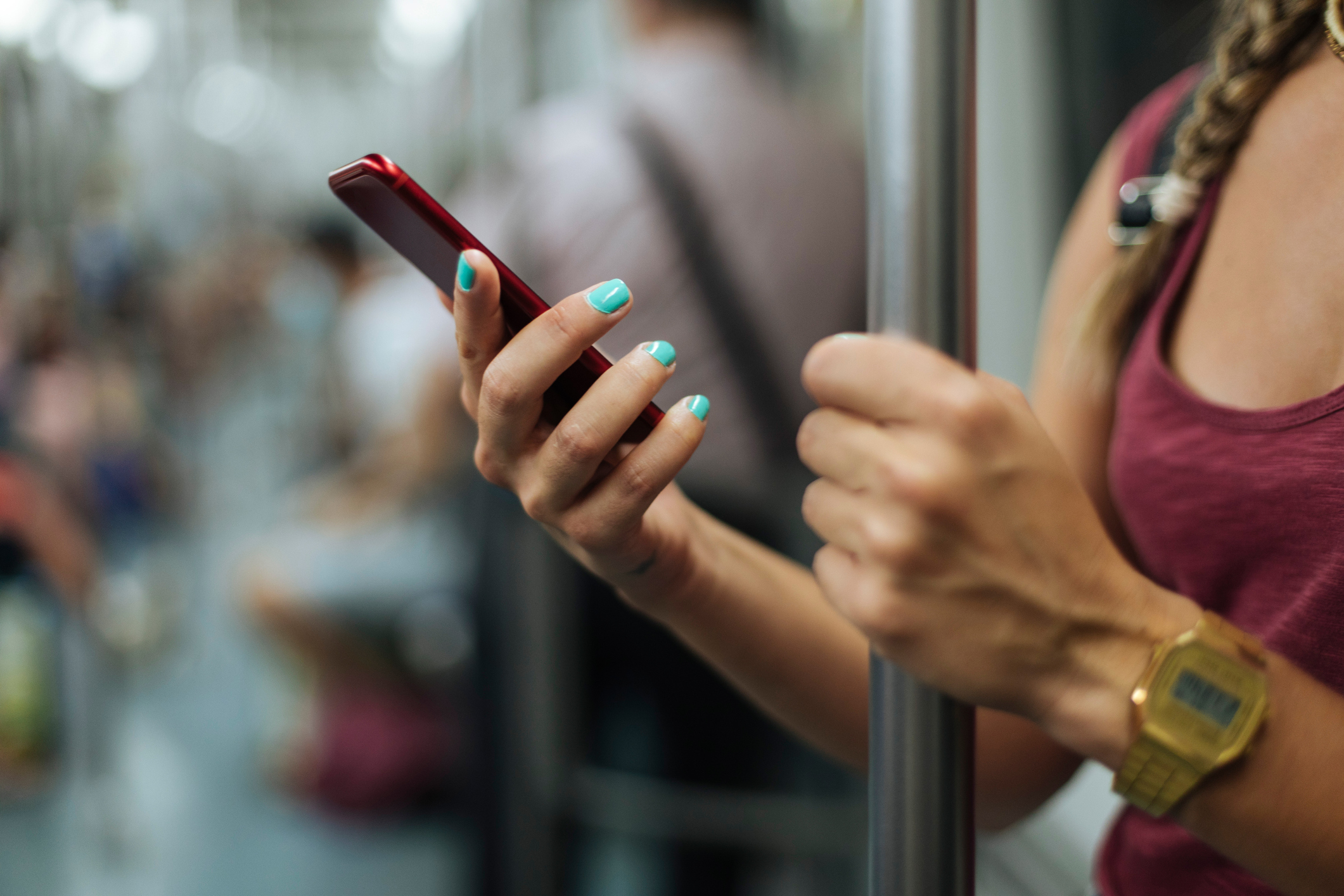 Mujer revisando el teléfono