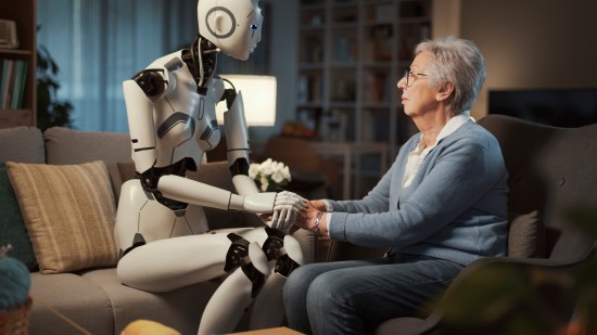 Robot con una mujer mayor