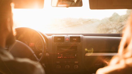 vista-posterior-pareja-yendo-viaje-carretera