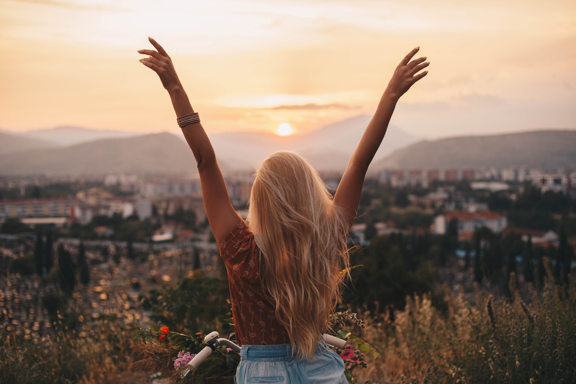 Mujer feliz con los brazos levantados