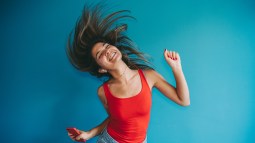 Mujer bailando al ritmo de la música