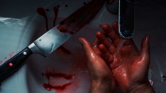Recreación de asesino lavándose las manos con sangre