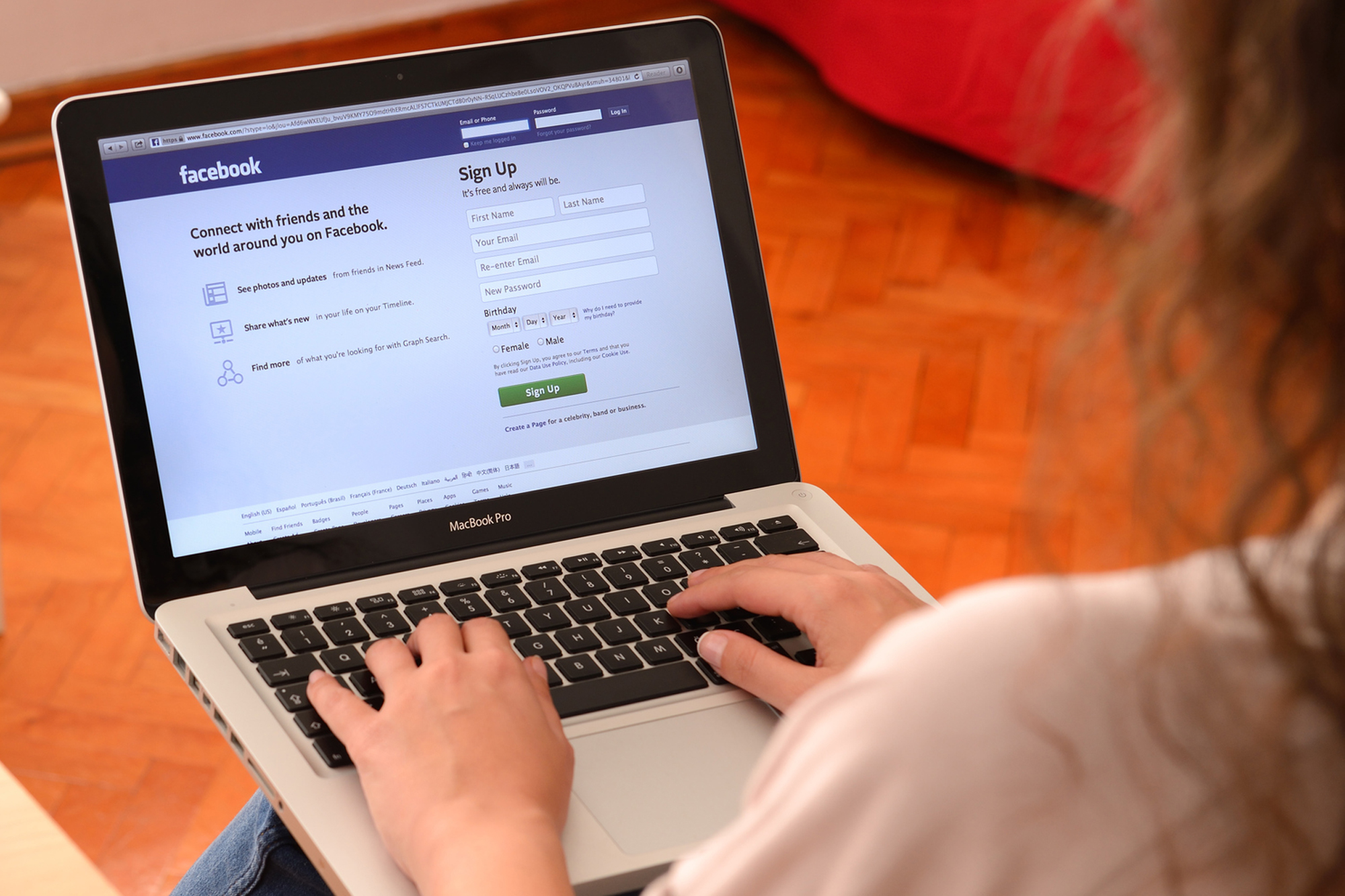 Mujer con Macbook pro