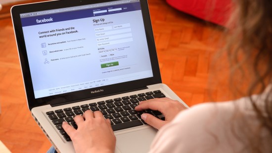 Mujer con Macbook pro