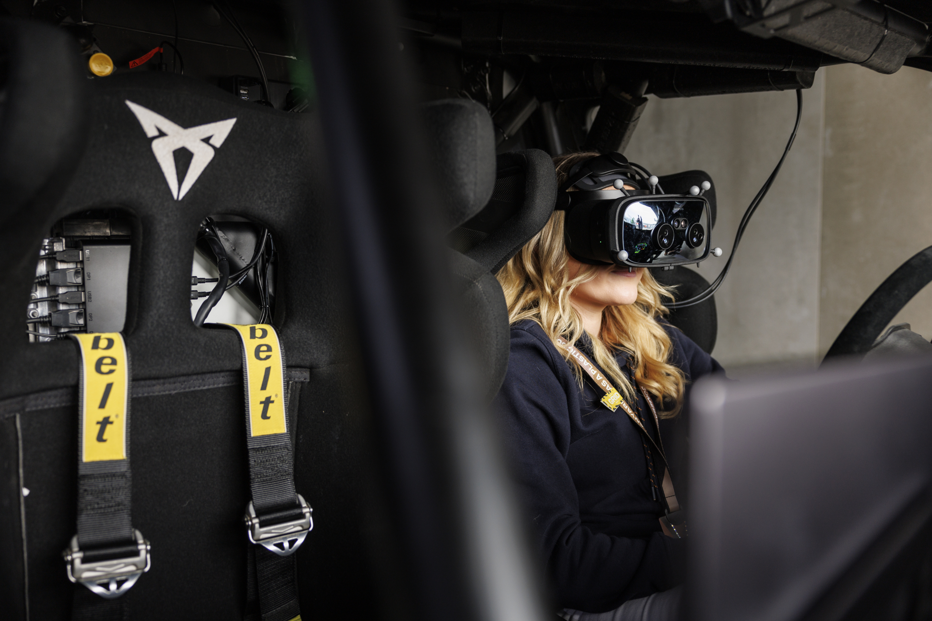 Behind-CUPRAs-Exponential-Experience-driving-an-electric-car-between-the-physical-and-virtual-worlds_01_HQ