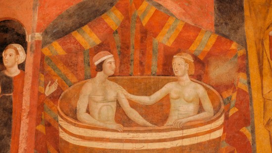 Hombre y mujer tomando un baño