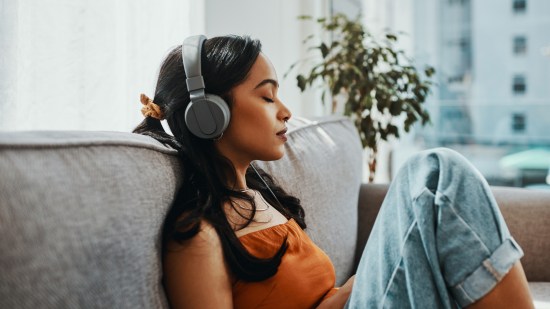 Mujer escuchando música