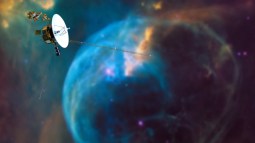 Fotomontaje de la sonda Voyager 1 con NGC 7635 de fond