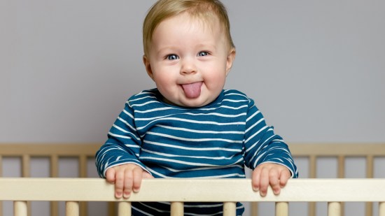 Bebé sacando la lengua