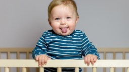 Bebé sacando la lengua