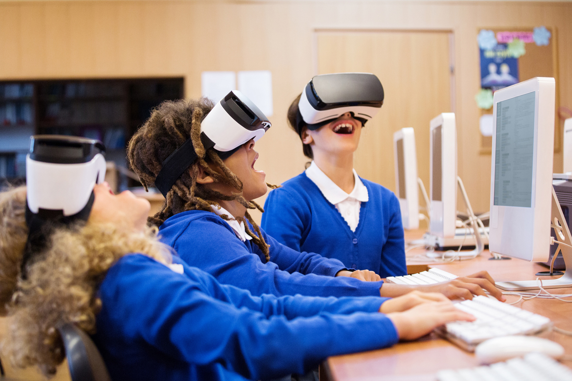Estudiantes con gafas de realidad virtual