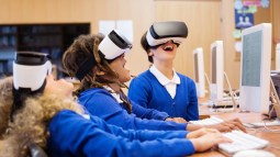 Estudiantes con gafas de realidad virtual