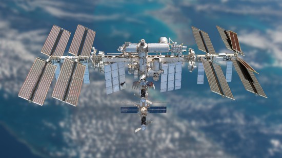 La Estación Espacial Internacional sobrevolando la Tierra
