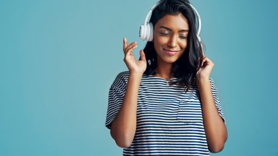 Mujer escuchando música