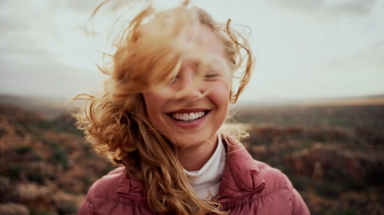 Mujer sonriendo y feliz