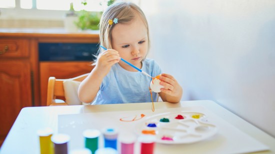 Niña pintando un huevo