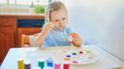 Niña pintando un huevo