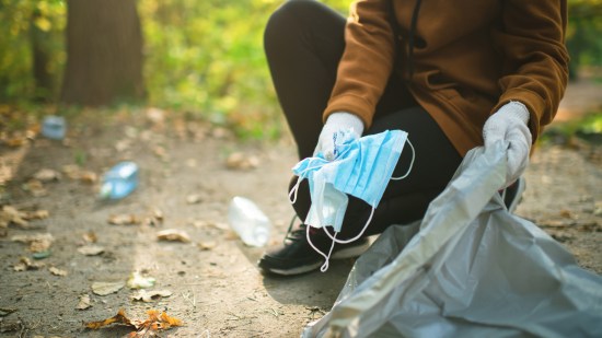La pandemia ha dejado huella: estos son los impactos ambientales de las mascarillas
