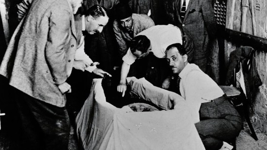 Equipo descubriendo momia