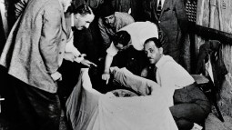 Equipo descubriendo momia