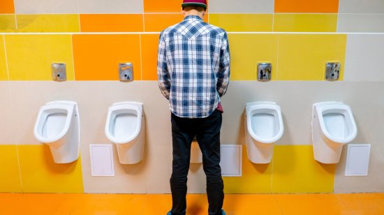 Orinar de pie: ventajas y desventajas, según la ciencia