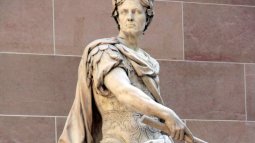 Estatua de Julio César, obra de Nicolas Coustou (1713), que se halla en el Museo del Louvre de París