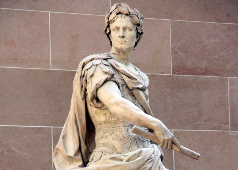 Estatua de Julio César, obra de Nicolas Coustou (1713), que se halla en el Museo del Louvre de París