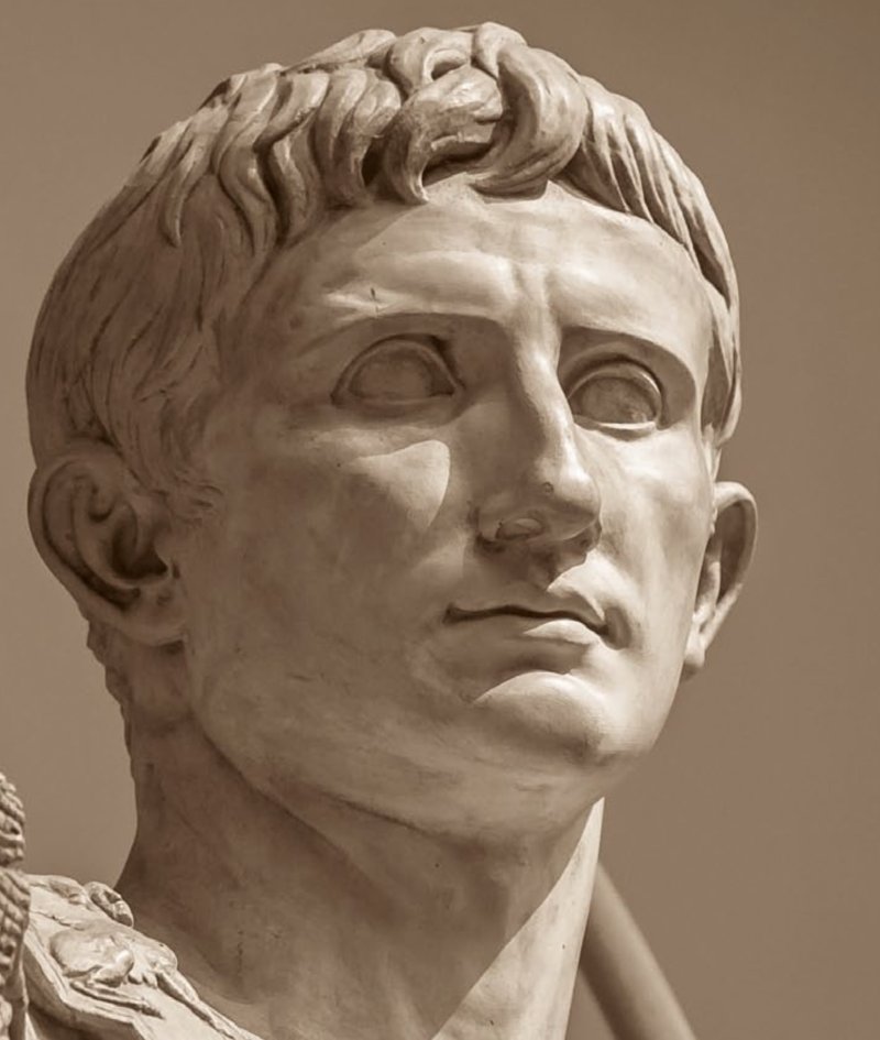 Escultura de Octavio Augusto, quien adoptó el nombre de Octaviano en honor a Julio César