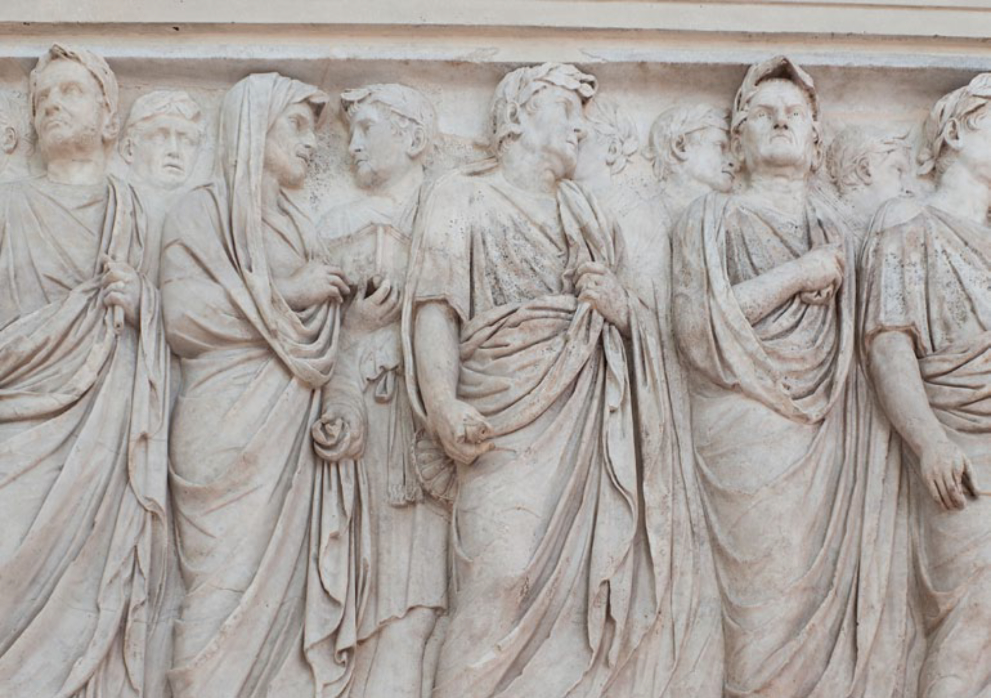 Fragmento del Ara Pacis de Augusto en el que se pueden apreciar atuendos típicos de la época