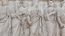 Fragmento del Ara Pacis de Augusto en el que se pueden apreciar atuendos típicos de la época