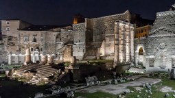 Panorámica nocturna del Foro de Augusto en la ciudad de Roma