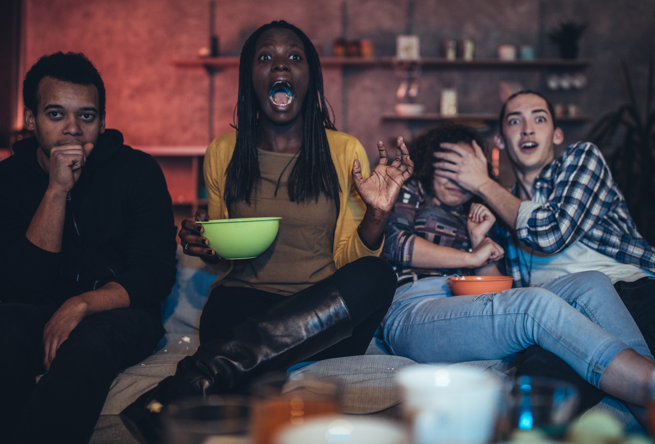Grupo de amigos viendo una película de terror