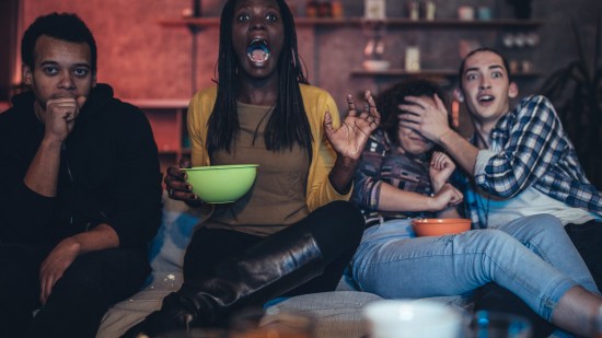 Grupo de amigos viendo una película de terror