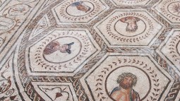 Detalle de mosaico romano con el Sol, la Luna y cinco planetas