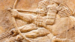 Antiguo bajorrelieve asirio con una escena de caza real de leones. Palacio de Nínive