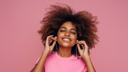 Mujer escuchando música