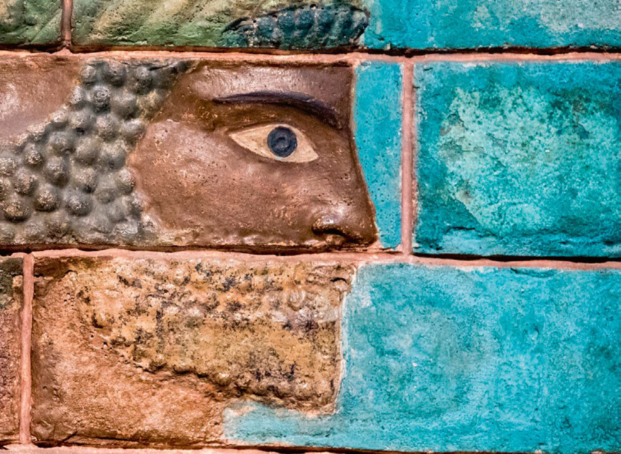 Bajo relieve con estilo mesopotámico