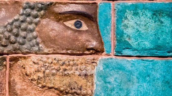 Bajo relieve con estilo mesopotámico