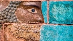 Bajo relieve con estilo mesopotámico