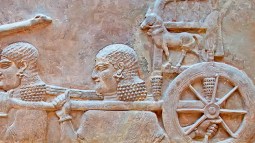 Bajorrelieve sumerio con figuras que acuden en procesión a un ceremonia religiosa