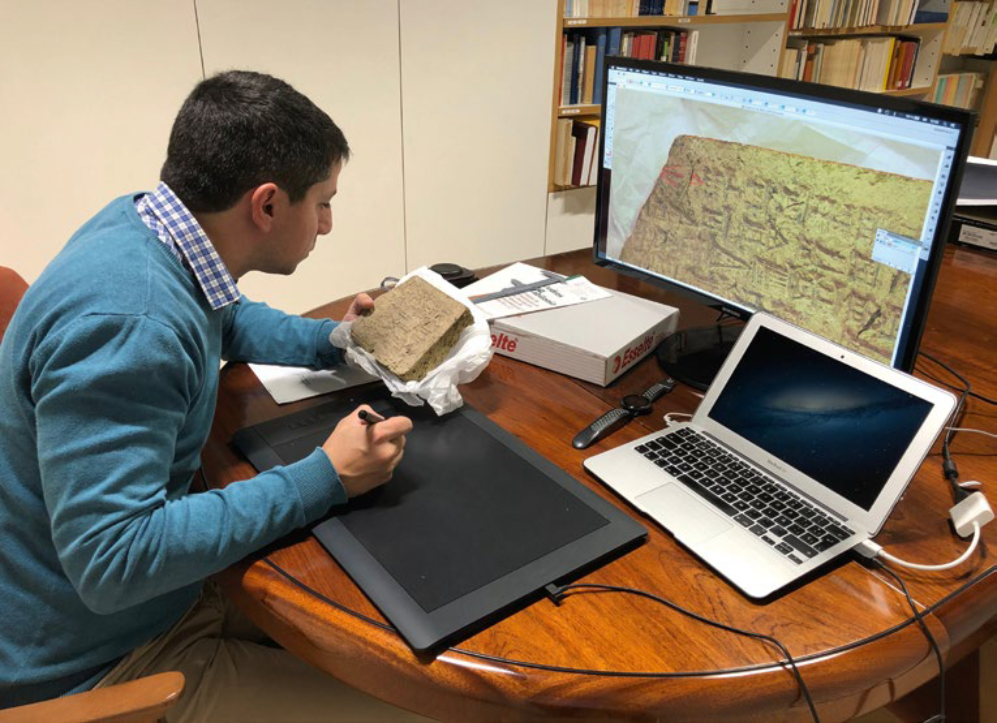 Foto del autor del reportaje, Josué J. Justel, realizando la copia de un ladrillo neobabilónico