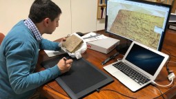 Foto del autor del reportaje, Josué J. Justel, realizando la copia de un ladrillo neobabilónico