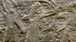 Detalle de relieve con la representación de una escena bélica