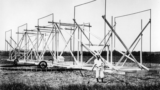 Karl Jansky junto a su radioantena