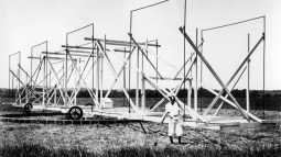 Karl Jansky junto a su radioantena