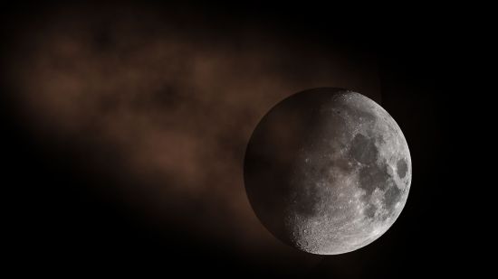 Representación artística de la cola de sodio de la Luna